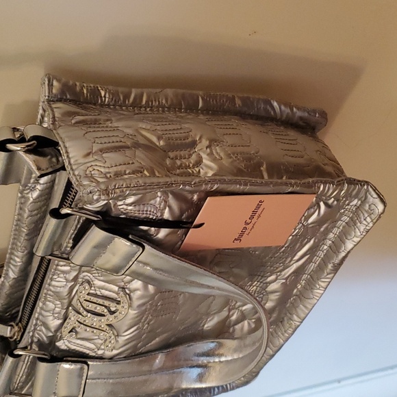 Nwt juicy couture silver metallic handbag with matching pouch on guitar strap - Picture 4 of 7